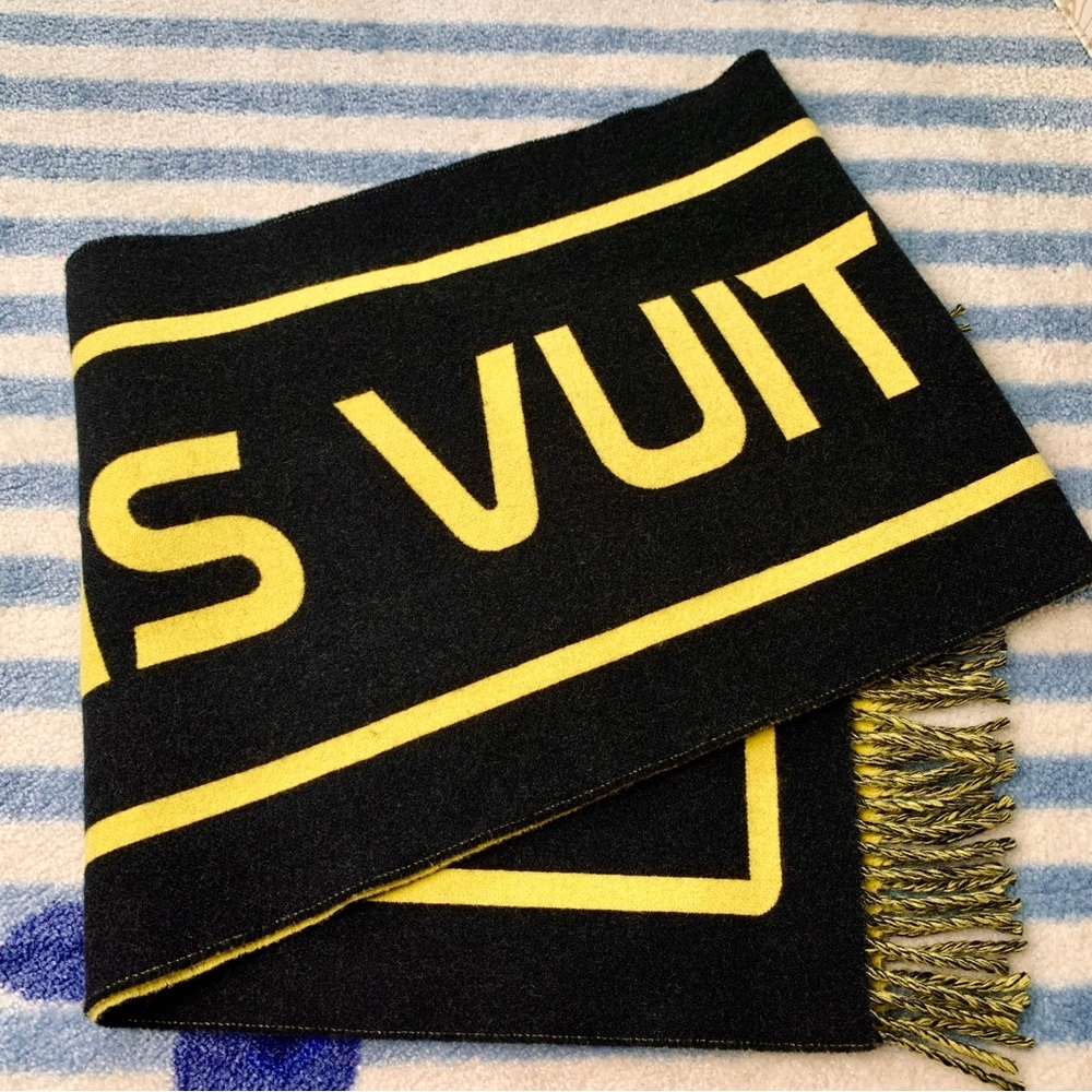 Louis Vuitton 90% wool,10% cashmere scarf